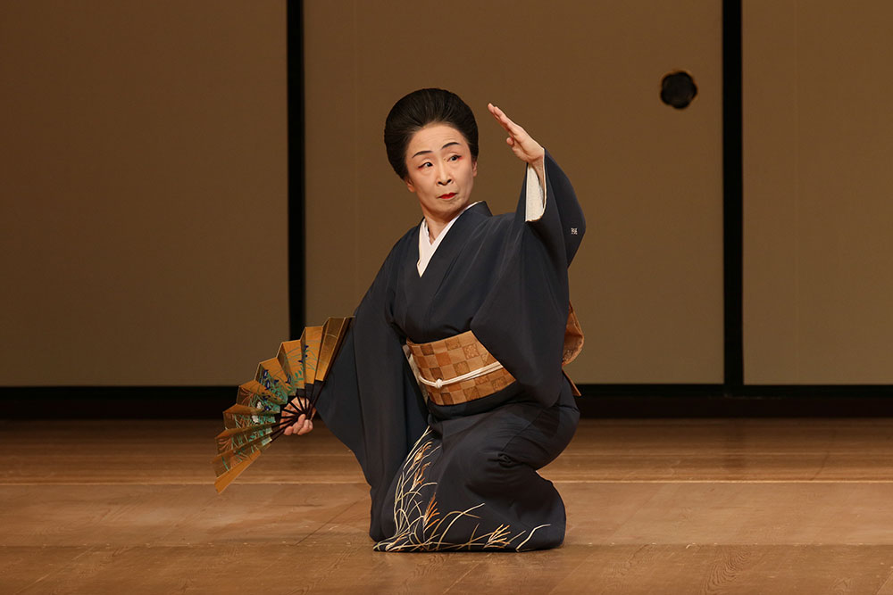 Inoue Yachiyo V ist ein Lebender Nationalschatz Japans und die fünfte Nachfolgerin der in Kyoto verwurzelten Tanzschule Inoue